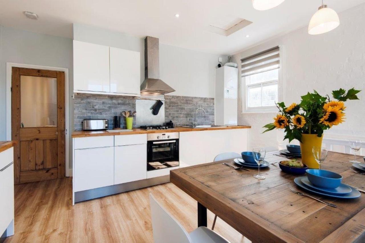 Modern Family Home In London Close To Amenities And Train Exterior photo